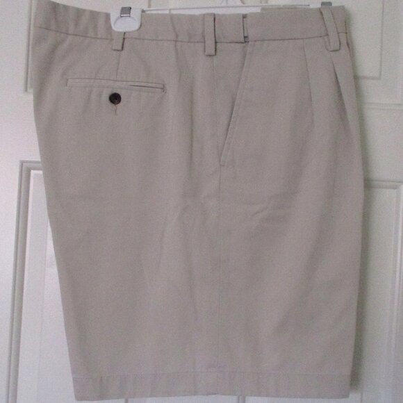 Eddie Bauer Mens Pleated Front Cotton Expandable Waist Short Pant NWOT - 40W - Picture 1 of 3